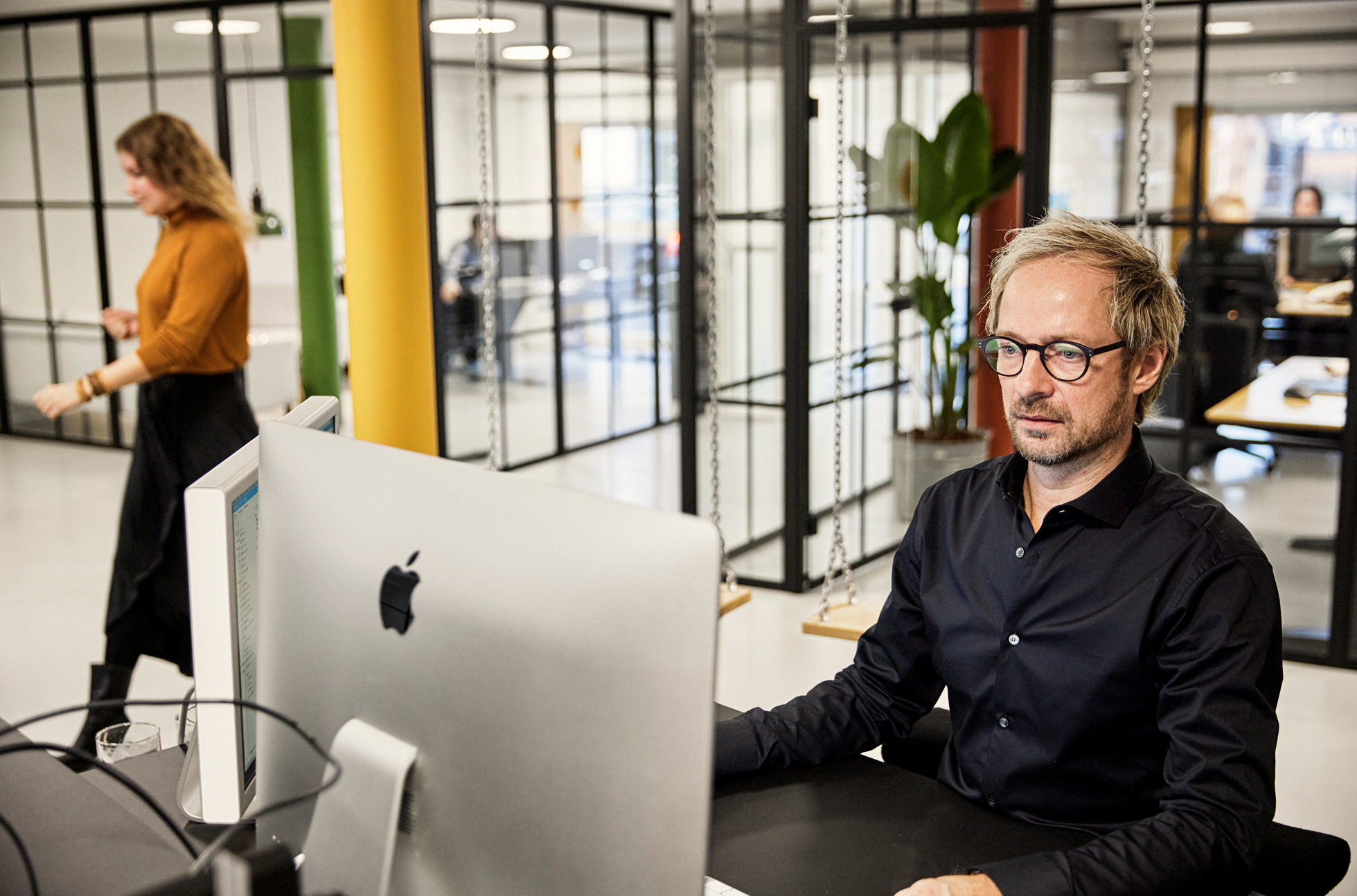 Navn og logo: Skal det laves på samme tid?