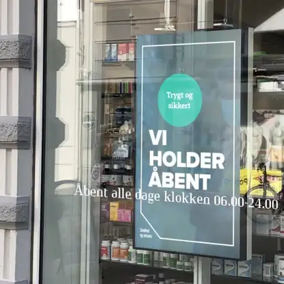 Apotekeren A.m.b.a. vinduesskilte